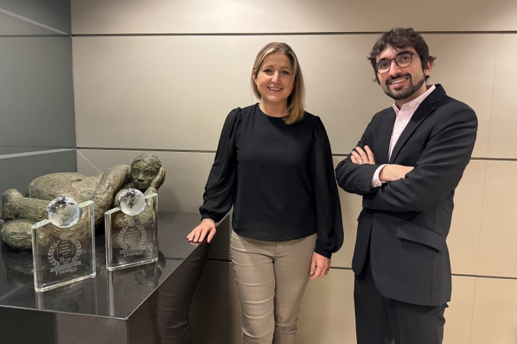 Sandra Sancho i Martí Alay amb els guardons